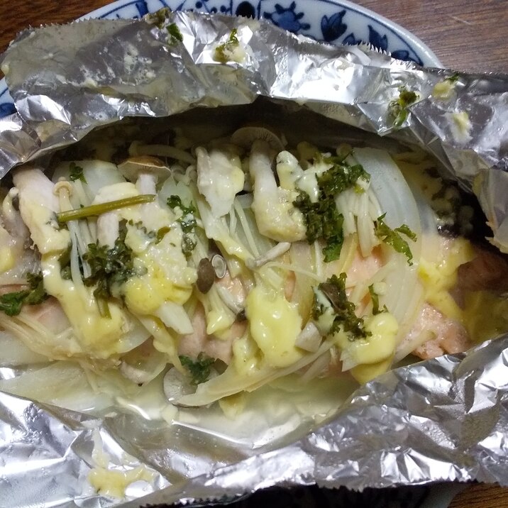 玉ねぎたっぷり！鮭のホイル焼き